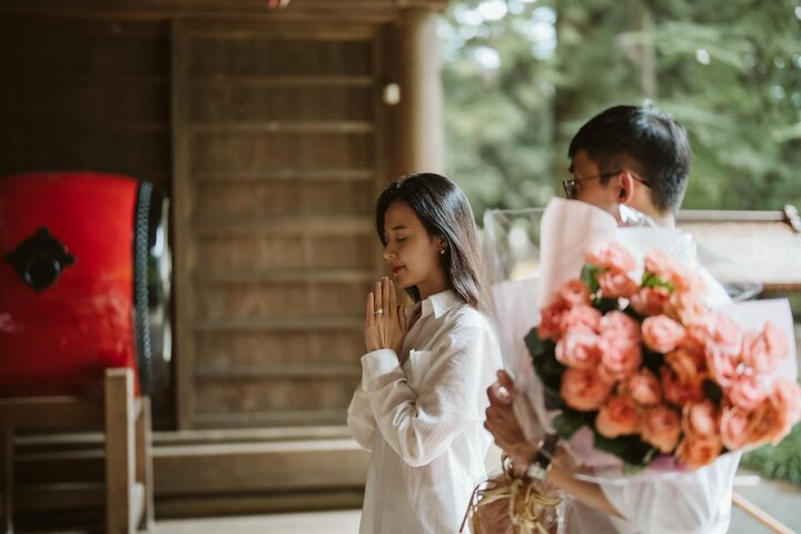 Midu tâm sự: "Yêu thương không đến từ những điều hoàn hảo. Nó đến từ những giây phút mình cứ sống và cứ yêu thôi... Như tặng nhau một bó hoa, hôn nhau vào buổi sáng, nắm tay nhau cùng đi dạo... Có những hạnh phúc sẽ đến từ những việc rất nhỏ, rất đời thường như thế. Thế nên, đâu cần phải áp lực hoàn hảo mới được yêu, đơn giản hãy là chính mình - thoải mái, chill chill và yêu thôi".