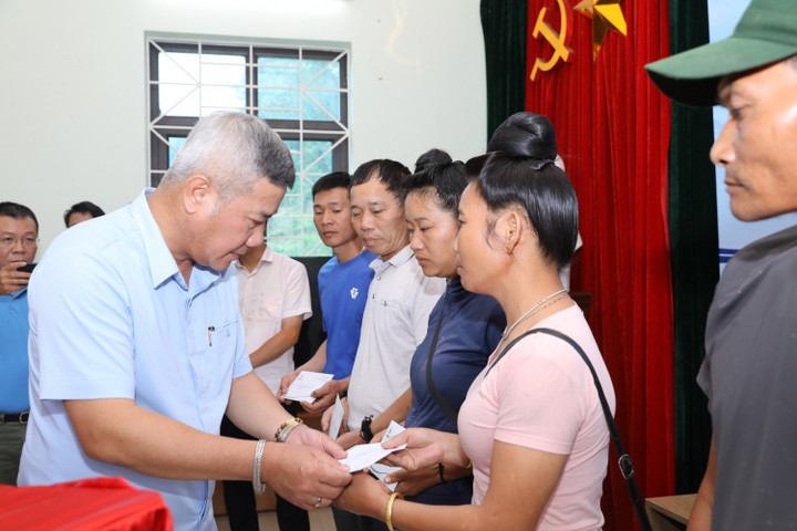 Ông Đỗ Chí Thanh tặng quà, chia sẻ, động viên các hộ gia đình bị thiệt hại năng nề do mưa lũ, sạt lở đất gây ra.