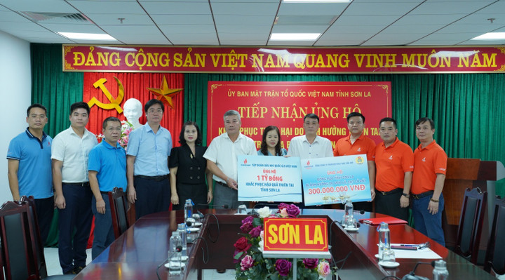 Ông Đỗ Chí Thanh trao hỗ trợ tỉnh Sơn La.