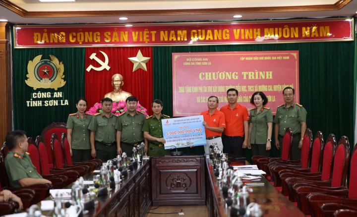 Ông Hoàng Ngọc Trung, Phó Tổng Giám đốc PVEP, trao biển tượng trưng tài trợ xây dựng trường Tiểu học, THCS xã Mường Cai.