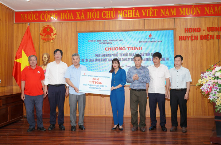 Ông Đỗ Chí Thanh và ông Nguyễn Mạnh Kha trao hỗ trợ khắc phục hậu quả mưa lũ tỉnh Điện Biên.