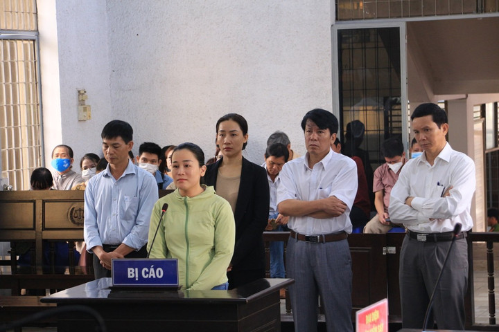 Bị cáo Đinh Lê Lê Na - nhân viên kinh doanh của công ty Việt Á