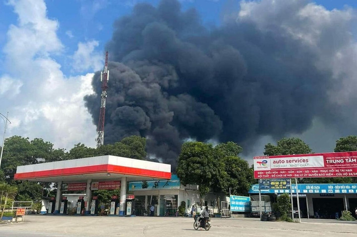 Đám cháy gây khói đen dày đặc.