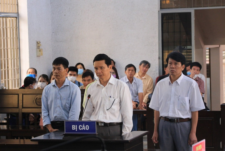 Bị cáo Trịnh Quang Trí cùng các đồng phạm tại tòa.