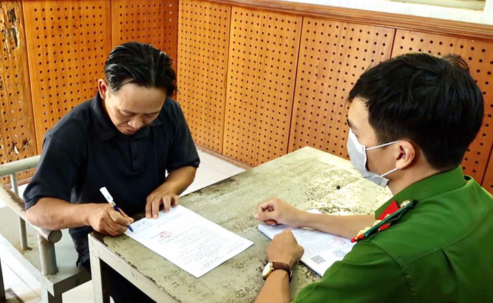 Nguyễn Đình Vũ tại cơ quan công an. (Ảnh: Công an cung cấp)