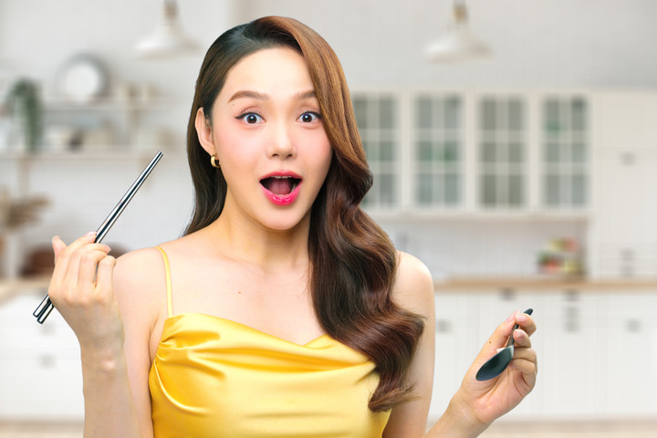 Biểu cảm thích thú của Minh Hằng khi thưởng thức món mì 3 Miền tôm chua cay đặc biệt.