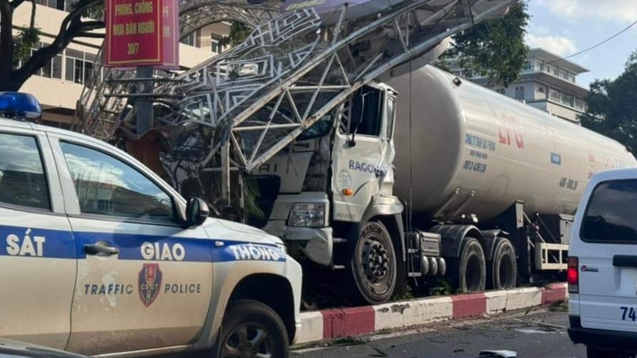 Hiện lực lượng chức năng đang khắc phục sự cố trên Ảnh: TH)