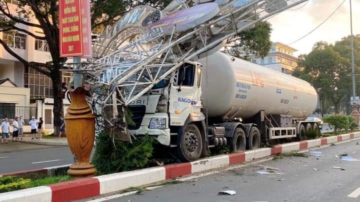Xe bồn leo lên dải phân cách, tông sập cổng chào (ảnh: TH)