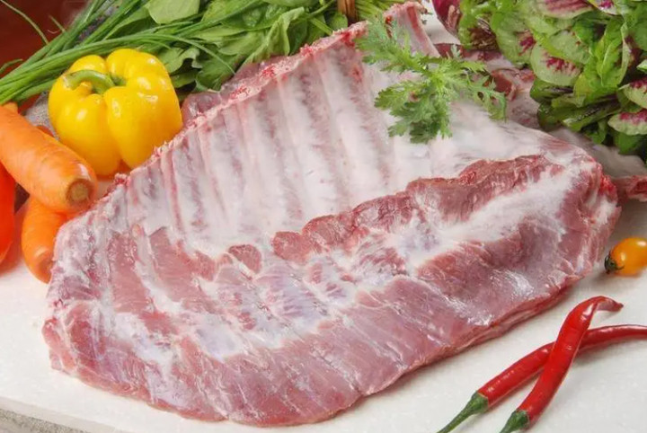 Sườn hàng sau thịt dày, nhiều mỡ và dai hơn. (Ảnh: Toutitao)