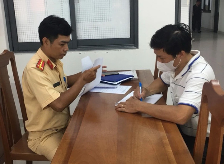 Ông Nguyễn Văn T. làm việc với Đội CSGT-TT Công an Quận 3.