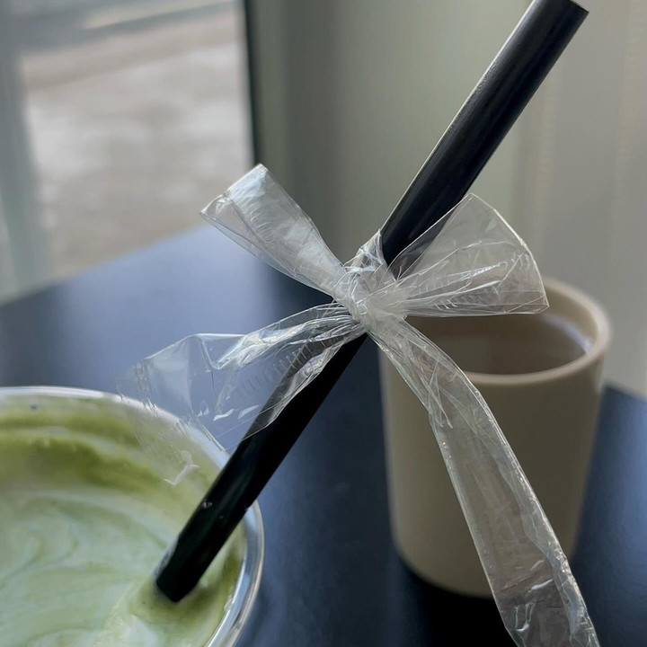 Vì sao giới trẻ 'đu trend' buộc nơ bằng bao đựng ống hút? - 3