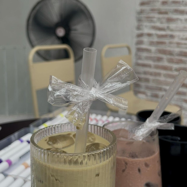 Vì sao giới trẻ 'đu trend' buộc nơ bằng bao đựng ống hút? - 1