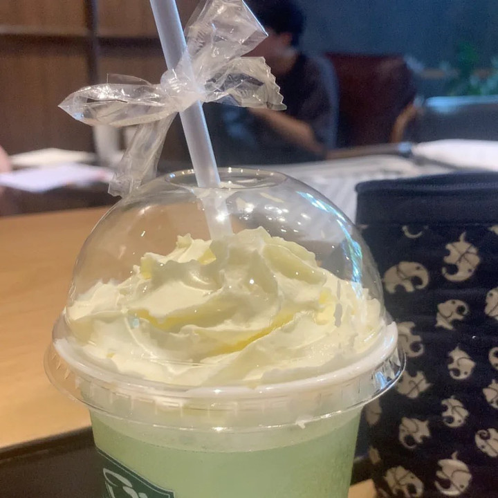 Vì sao giới trẻ 'đu trend' buộc nơ bằng bao đựng ống hút? - 4