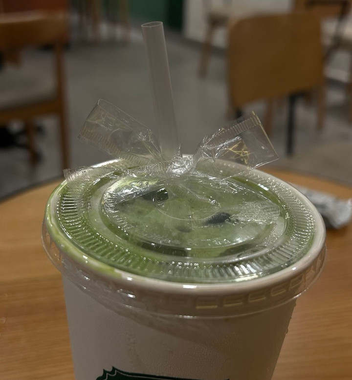 Vì sao giới trẻ 'đu trend' buộc nơ bằng bao đựng ống hút? - 6