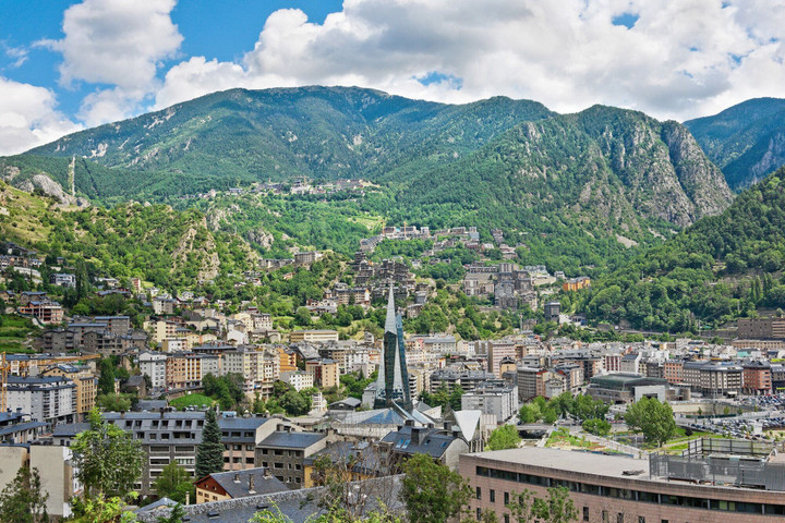 Andorra là quốc gia có địa hình chủ yếu là núi. (Ảnh: Shutterstock)