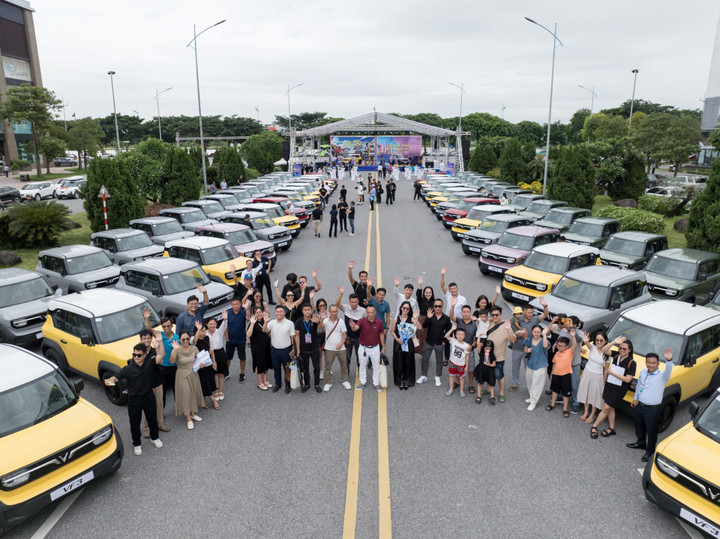 Sáng 1/8, VinFast bàn giao lô xe VF 3 đầu tiên tới khách hàng tại Hà Nội và TP.HCM, sớm hơn so với kế hoạch ban đầu.