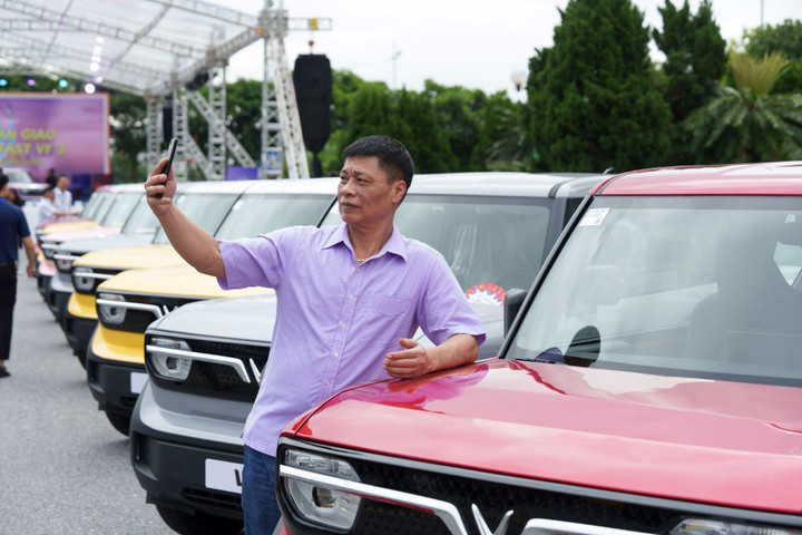 VinFast VF 3 có giá bán 240 triệu đồng (không bao gồm pin) và 322 triệu đồng (bao gồm pin). Xe được bảo hành chính hãng lên tới 7 năm hoặc 160.000 km (tùy điều kiện nào đến trước), trong khi pin được bảo hành 8 năm và không giới hạn km. Dự kiến trong năm 2024, VinFast có thể bàn giao tối thiểu 20.000 xe VF 3 tới khách hàng.