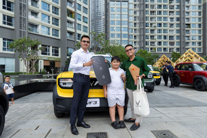 Anh Nguyễn Tuấn Kha (TP.HCM) vui mừng khi là một trong những khách hàng đầu tiên nhận bàn giao xe. “Ngày 12/5, mình biết thông tin VF 3 sẽ mở đặt cọc lúc 6h sáng ngày 13/5. Hôm sau, mình hẹn giờ dậy lúc 5h30, hoàn tất đặt cọc và thanh toán lúc 5h57 phút. Số thứ tự mua xe là 84”, anh Tuấn Kha chia sẻ.