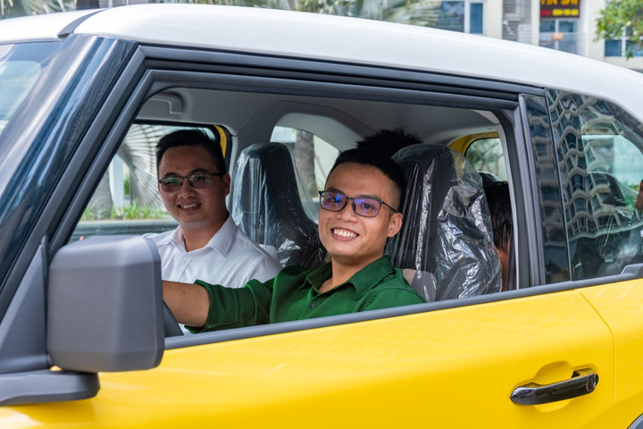 Anh Tuấn Kha quyết định đặt mua mẫu xe này rất nhanh vì ấn tượng với kiểu dáng SUV vuông vắn cùng mức giá hợp lý. Dù mua VF 3 để vợ sử dụng, nhưng sau khi trải nghiệm thực tế, anh cảm thấy hứng thú và đùa rằng “sẽ mượn vợ để đi hàng ngày”.