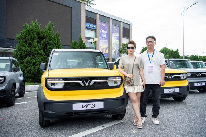 “Đây là xe thứ 4 tôi mua nhưng có lẽ là chiếc xe mang lại nhiều cảm xúc nhất”, anh Chu Đức Việt (Thái Nguyên) chia sẻ. Chị Nguyễn Thị Tố Uyên - vợ anh Đức Việt - cho biết: “Ban đầu tôi chỉ thích màu vàng, tuy nhiên khi nhìn trực tiếp thì quả thật, màu nào của VinFast VF 3 cũng đẹp”.