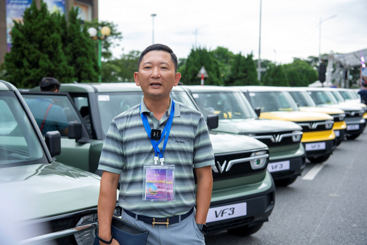 Bảng màu đa dạng của VF 3 gần như đáp ứng được mọi “gu” của khách hàng. Thậm chí, có khách hàng còn đặt mua nhiều màu. “Tôi mua 5 chiếc VinFast VF 3 với 5 màu sắc khác nhau cho mọi người trong gia đình sử dụng”, anh Phan Trọng Mạnh (Thanh Hóa) chia sẻ. Đang sử dụng 3 mẫu xe VF e34, VF 5 Plus và VF 8, anh yên tâm với chất lượng và khả năng vận hành của các mẫu xe điện của VinFast.