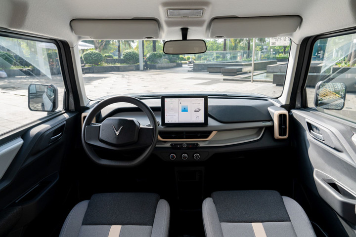 Dù là xe cỡ nhỏ, VinFast VF 3 vẫn được nhiều khách hàng khen về không gian nội thất rộng rãi đủ cho 4 người lớn. Khoang lái được thiết kế theo phong cách tối giản đặc trưng của VinFast với màn hình giải trí trung tâm 10 inch, cùng cần gạt chuyển số sau vô lăng tương tự những mẫu xe sang.