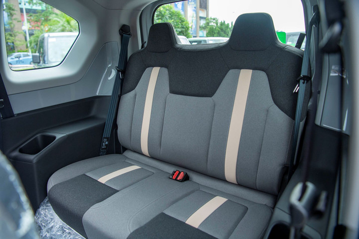 “Hôm nay những gì nhận được thực sự vượt mong đợi của mình. Không gian nội thất khá thoáng, trần cao, vô lăng cầm nắm tốt, màn hình hiển thị đẹp. Dàn lạnh của VF 3 làm mát nhanh và sâu. Với mức giá 240 triệu đồng thì không thể tìm được chiếc xe nào tốt hơn VinFast VF 3”, chủ xe Tuấn Kha nhận định.