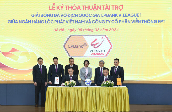 Đại diện LPBank, ông Hoàng Văn Phúc – Phó Tổng Giám đốc và đại diện FPT Telecom, ông Nguyễn Hoàng Linh – Tổng Giám đốc ký kết thỏa thuận tài trợ.