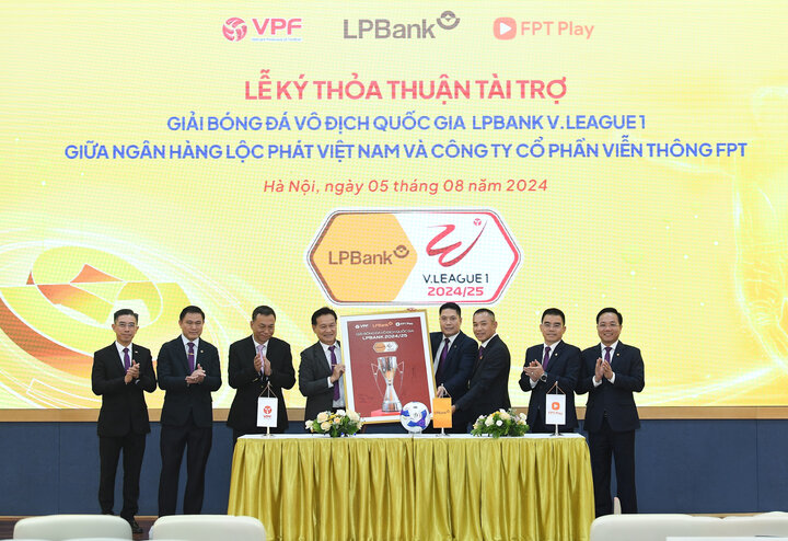 Ông Nguyễn Văn Thùy, Phó Chủ tịch HĐQT LPBank cùng Lãnh đạo Công ty VPF, công ty FPT Play ký tranh lưu niệm, kỳ vọng một mùa giải thành công.