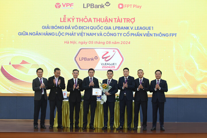 Ông Hồ Nam Tiến, Phó Chủ tịch HĐQT, Tổng Giám đốc LPBank nhận bảng danh vị và hoa chúc mừng từ Lãnh đạo Công ty VPF, công ty FPT Play.