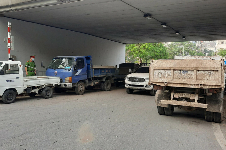 Đỗ xe ô tô dưới gầm cầu vượt bị phạt bao nhiêu tiền? - 1