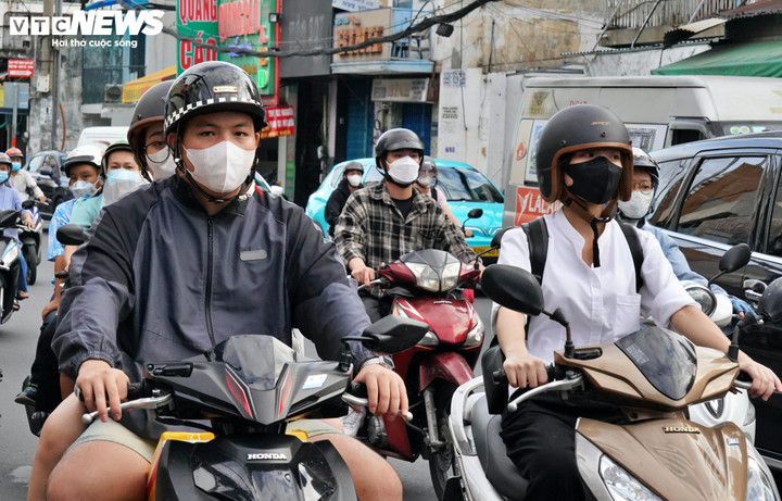 Dự báo thời tiết TP.HCM hôm nay, từ sáng đến trưa trời nắng gián đoạn, nhiệt độ cao nhất khoảng 33 độ C.