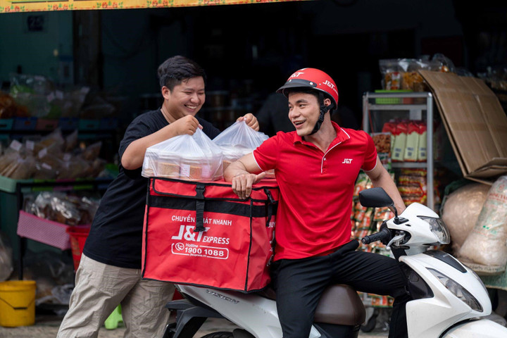 Nửa cuối năm là mùa cao điểm mua sắm, chạy nước rút của các đơn vị bán lẻ và giao nhận.