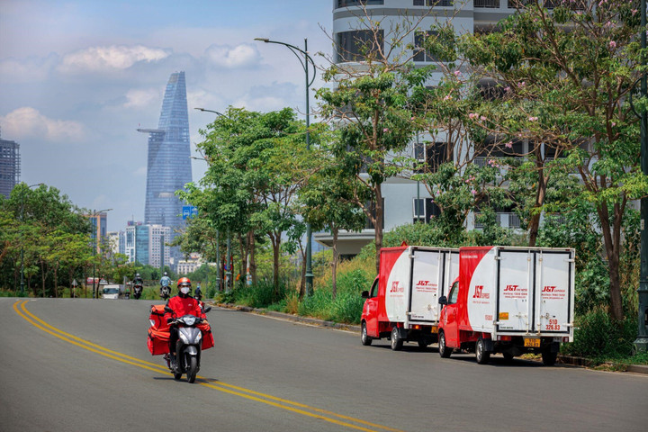 Shipper J&T đang trên đường giao hàng.