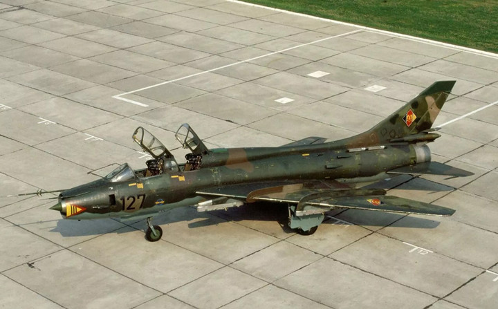Một chiếc Sukhoi Su-17, được xuất khẩu dưới tên gọi Su-22, thuộc Không quân Cộng hòa Dân chủ Đức, đang đỗ trên đường băng.
