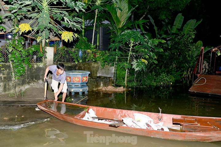 Ông Nguyễn Xuân Tịnh (ở thôn Cây Quân, xã Mỹ Bằng, huyện Yên Sơn) cho biết, thủy điện thông báo không theo giờ, chỉ từ khoảng 16h đến 18h, ngày 5/8 lưu lượng nước xả đột nhiên lớn khiến người dân không kịp trở tay, nhiều tài sản hoa màu, gia cầm của bà con bị ngập, ướt, hư hỏng.