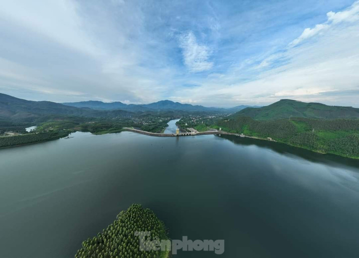 Theo thông tin từ thủy điện Thác Bà (thị trấn Thác Bà, huyện Yên Bình, tỉnh Yên Bái), vào 14h, ngày 5/8, đơn vị mở cửa xả mặt thứ 3. Trước đó, 19h ngày 4/8, đơn vị đã mở một cửa xả lũ do lượng nước từ thượng nguồn sông Chảy dâng cao.