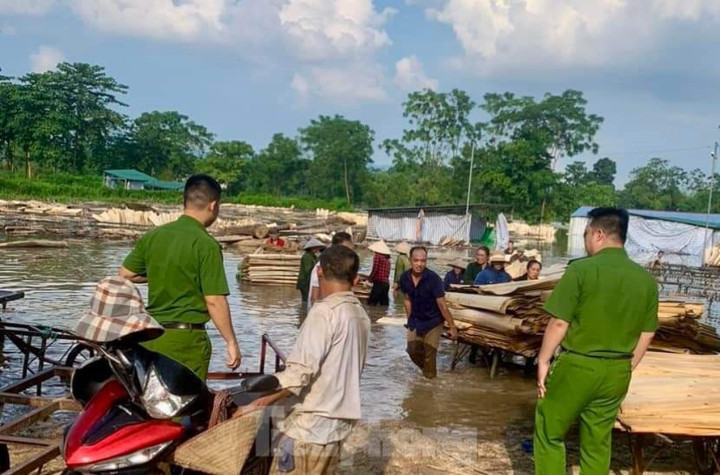 Ngay khi nhận được tin báo về việc ngập lụt, các xã, thị trấn trên địa bàn huyện Yên Bình tổ chức phương án ứng cứu; hỗ trợ người dân di chuyển đồ đạc đến nơi an toàn. Các xưởng sản xuất, các hộ kinh doanh đã di chuyển máy móc và hàng hóa đến nơi an toàn.
