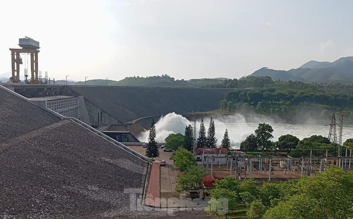 Ông Nguyễn Mạnh Cường - Phó Tổng Giám đốc Công ty cổ phần Thủy điện Thác Bà cho biết, đến 9h ngày 6/8, mực nước hồ chứa Thác Bà đang ở cao trình 57,42 m. Công ty đang duy trì xả lũ qua đập tràn công trình thủy điện Thác Bà với tổng lưu lượng về hạ du 1.839 m³/s.