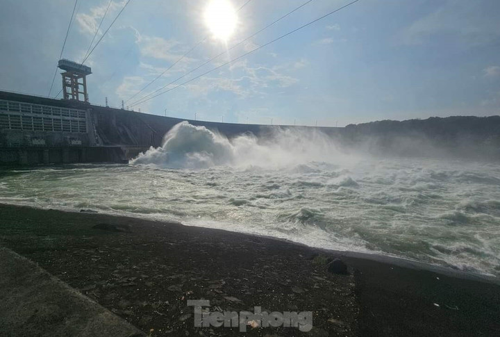 Theo ông Cường, trong 24 giờ tới, Công ty cổ phần Thủy điện Thác Bà sẽ tiếp tục duy trì tổng lưu lượng xả về hạ du 1800 m³/s và có thể tăng thêm. Lý do bởi các thủy điện trên thượng nguồn sông Chảy đang tiếp tục xã lũ với lưu lượng lớn.