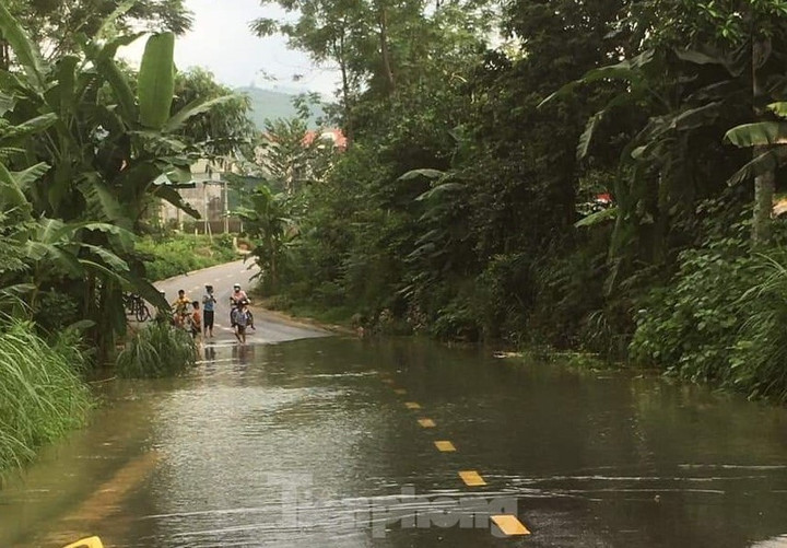Chị Nguyễn Thị Dạ Ngân (ở thị trấn Thác Bà, huyện Yên Bình) cho biết, đây là đợt xả lũ lớn nhất trong hơn 10 năm qua tại thủy điện. Mực nước dâng nhanh khiến nhiều người dân khu vực lân cận dù được thông báo nhưng vẫn bị ngập úng, ảnh hưởng nhiều đến hoa màu, vật nuôi.