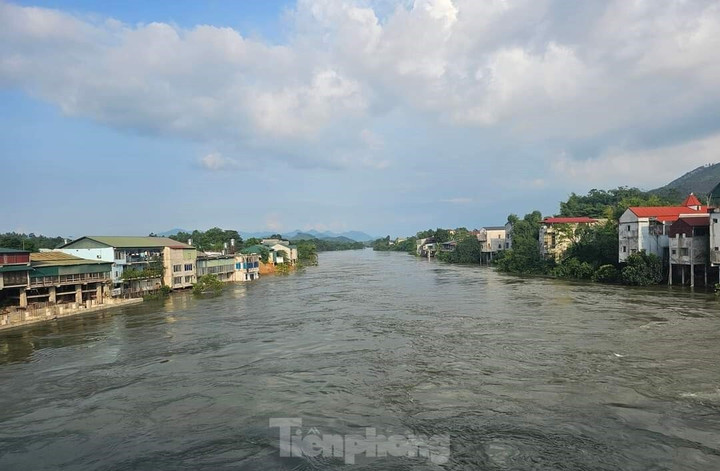 Theo thống kê của Ban Chỉ huy Phòng chống thiên tai - Tìm kiếm cứu nạn (PCTT - TKCN) huyện Yên Bình, đến 9h ngày 6/8, có 49 nhà dân, 30 xưởng gỗ bóc và 1 xưởng sản xuất đũa bị thiệt hại, ảnh hưởng do thủy điện xả lũ gây ra.