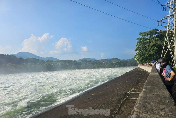 Trong quá trình xả lũ đã khiến nước sông Chảy ở hạ lưu dâng cao, gây ngập úng, ảnh hưởng đến hoa màu, thủy sản và sản xuất của người dân của huyện Yên Bình, tỉnh Yên Bái và huyện Yên Sơn, tỉnh Tuyên Quang.