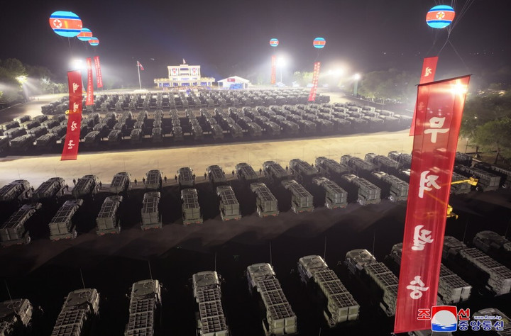 Các bức ảnh do KCNA công bố cho thấy các hàng bệ phóng được xếp bên cạnh những biểu ngữ đỏ kêu gọi chiến thắng dưới ánh đèn pha tại sự kiện được tổ chức vào ban đêm và có sự tham dự của ông Kim.