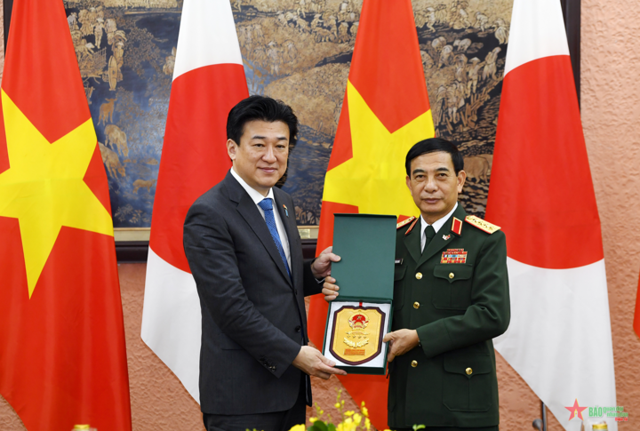 Đại tướng Phan Văn Giang trao quà lưu niệm tặng Bộ trưởng Kihara Minoru. (Ảnh: TUẤN HUY)