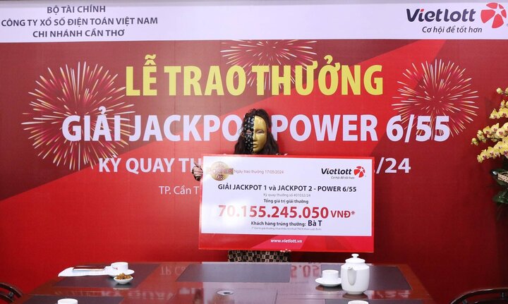 Chị T. ngụ Kiên Giang trúng Jackpot 1, Jackpot 2 và 48 giải nhất trị giá hơn 70 tỷ đồng. (Ảnh: Đại Việt)