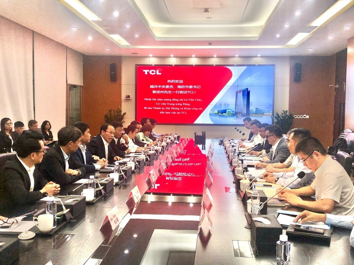 Đoàn công tác của thành phố thăm và làm việc với lãnh đạo Tập đoàn TCL.