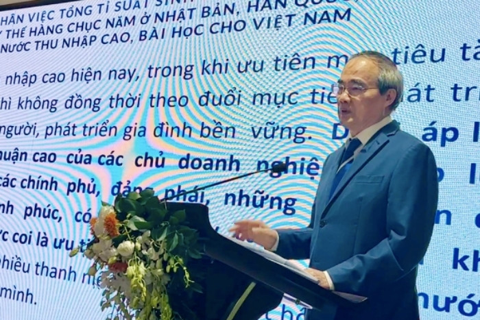 GS.TS Nguyễn Thiện Nhân nêu ý kiến tại hội thảo.