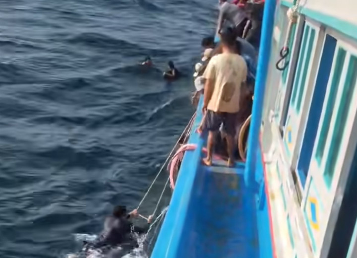 Thuyền viên trên tàu cá cứu 9 ngư dân gặp nạn (Ảnh cắt từ clip)