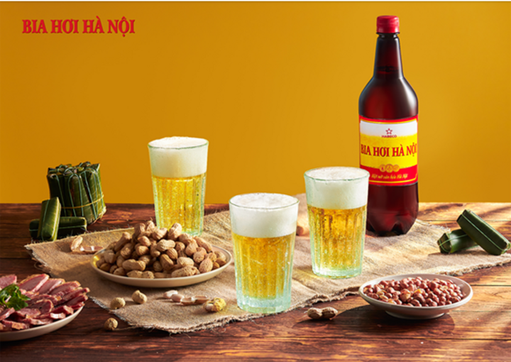 Một “bữa tiệc” chuẩn vị của người yêu Bia hơi Hà Nội không thể thiếu lạc luộc, nem chua…